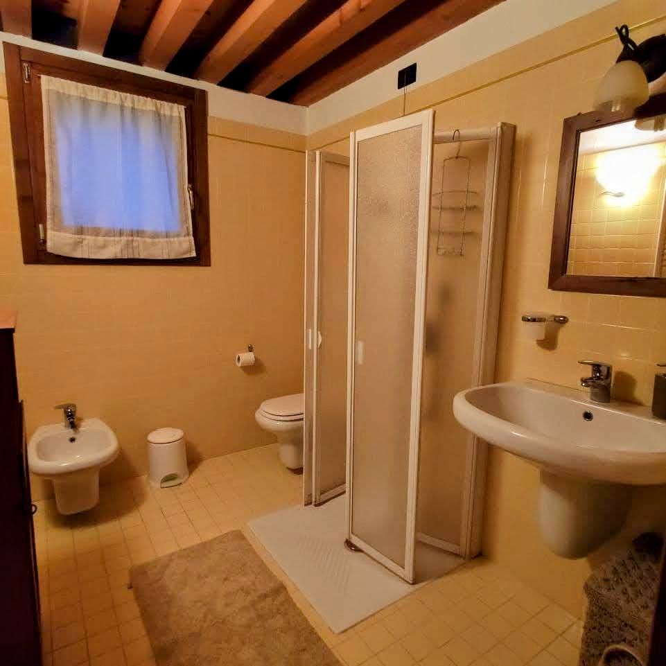 Bagno dell'appartamento con lavandino e specchio