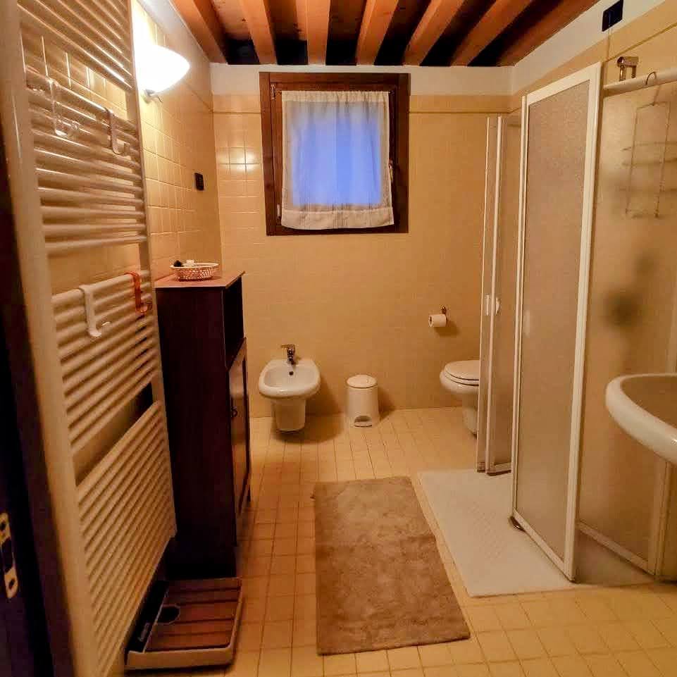 Bagno dell'appartamento con doccia, lavabo e servizi igienici moderni