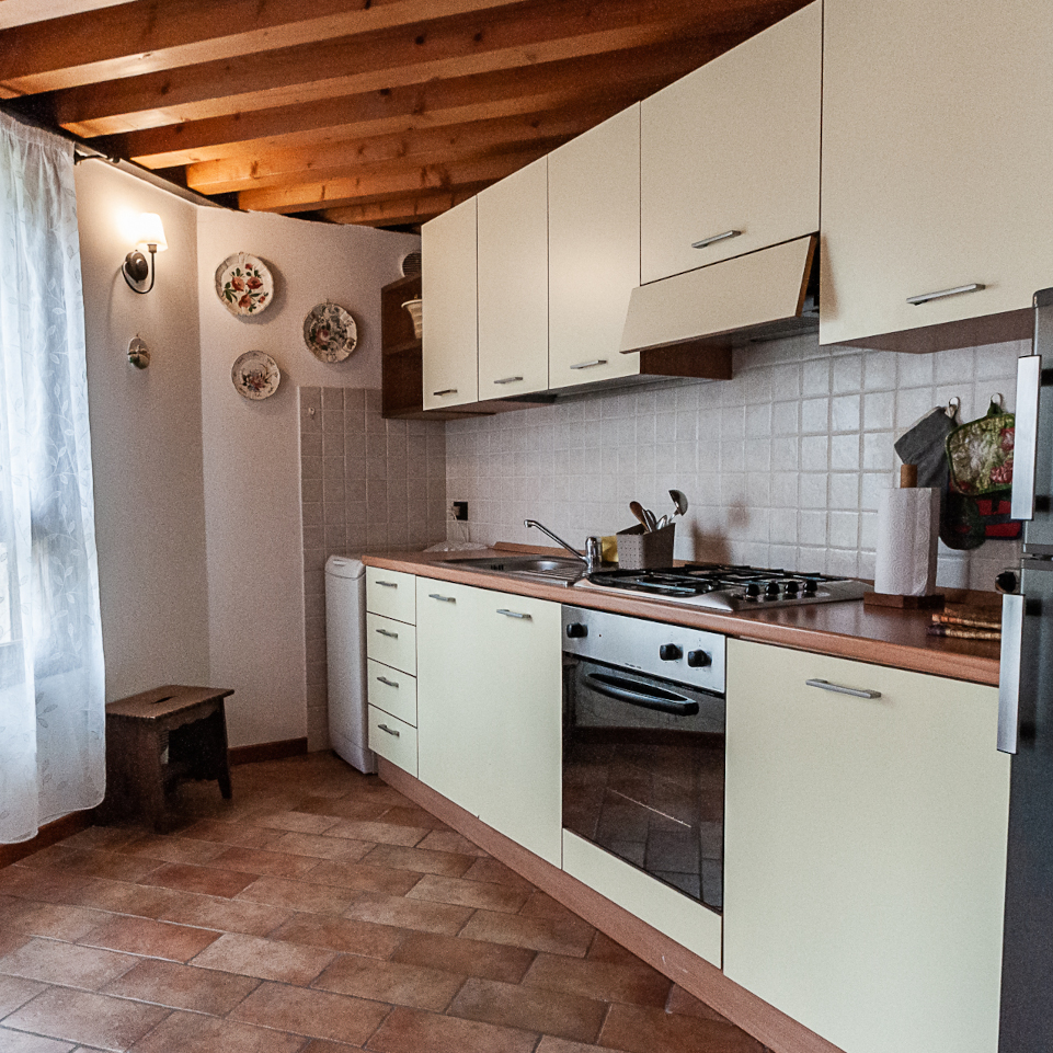 Cucina dell'appartamento, completamente arredata con piano cottura e lavello