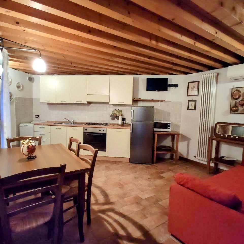 Cucina dell'appartamento, completamente arredata con piano cottura e lavello