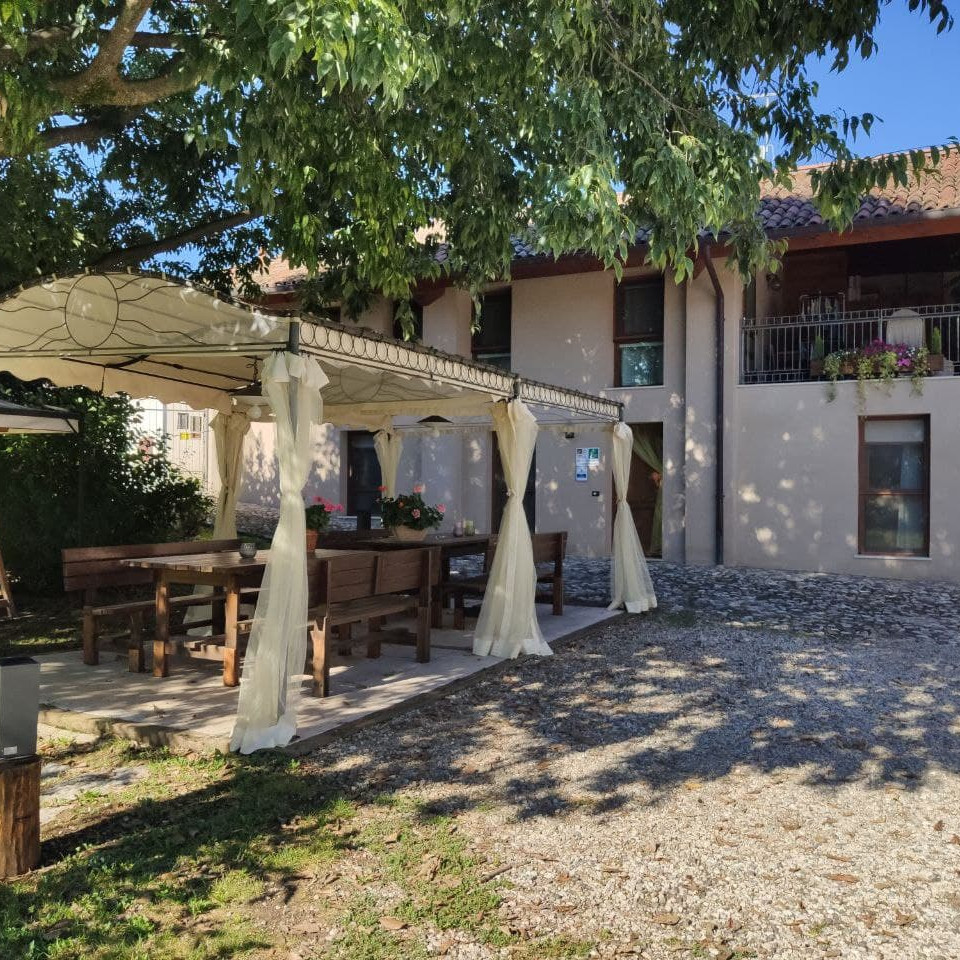 Gazebo nel giardino dell'appartamento, ideale per momenti di relax all'aperto
