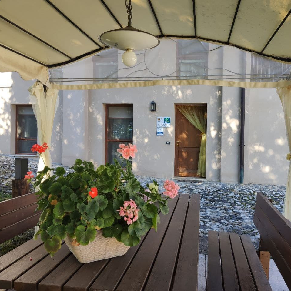 Tavolo esterno nel giardino dell'appartamento, decorato con fiori
