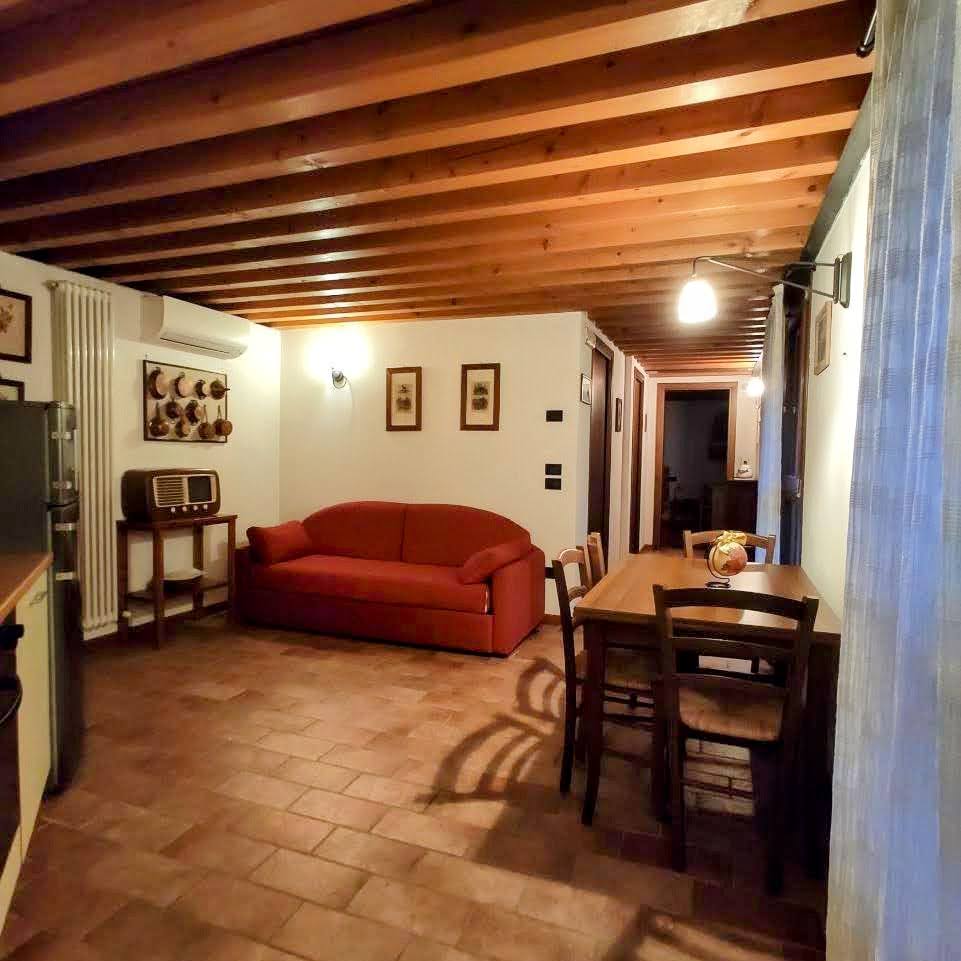 Salotto dell'appartamento con divano e tavolo