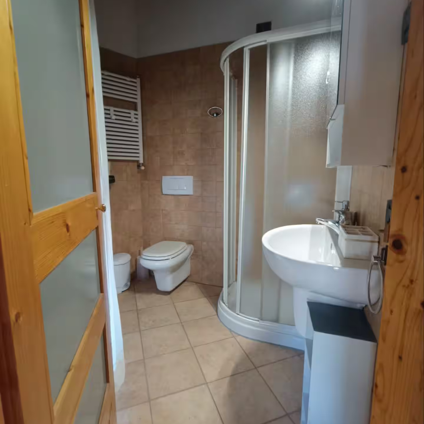 Secondo angolo del bagno del monolocale con dettagli moderni