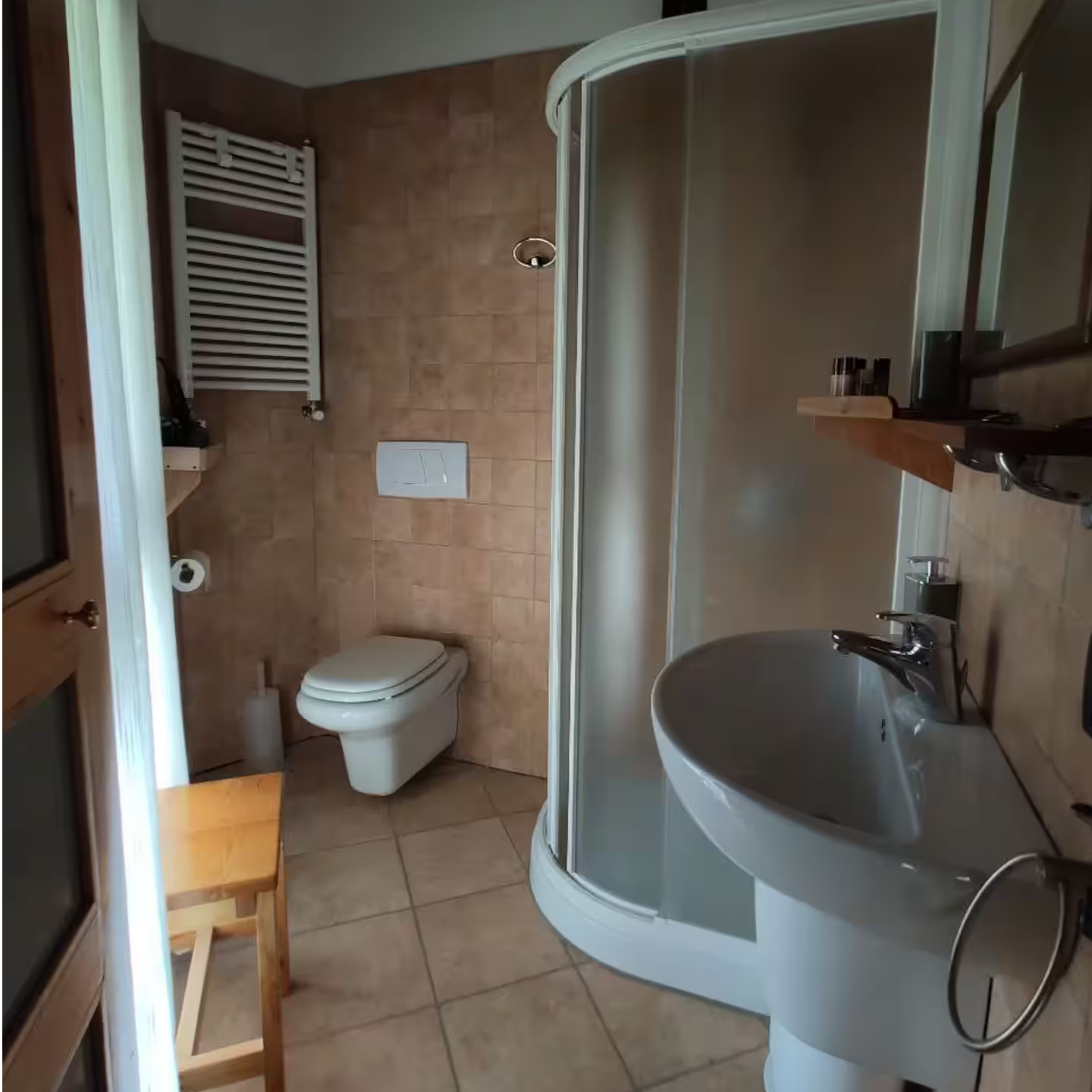 Bagno privato del monolocale, dotato di doccia, lavabo e specchio