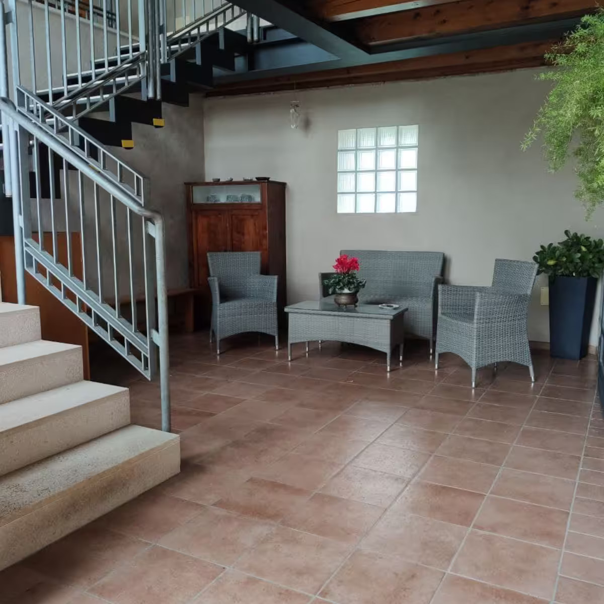 Angolo salottino esterno del monolocale con sedie e tavolino per relax all'aperto