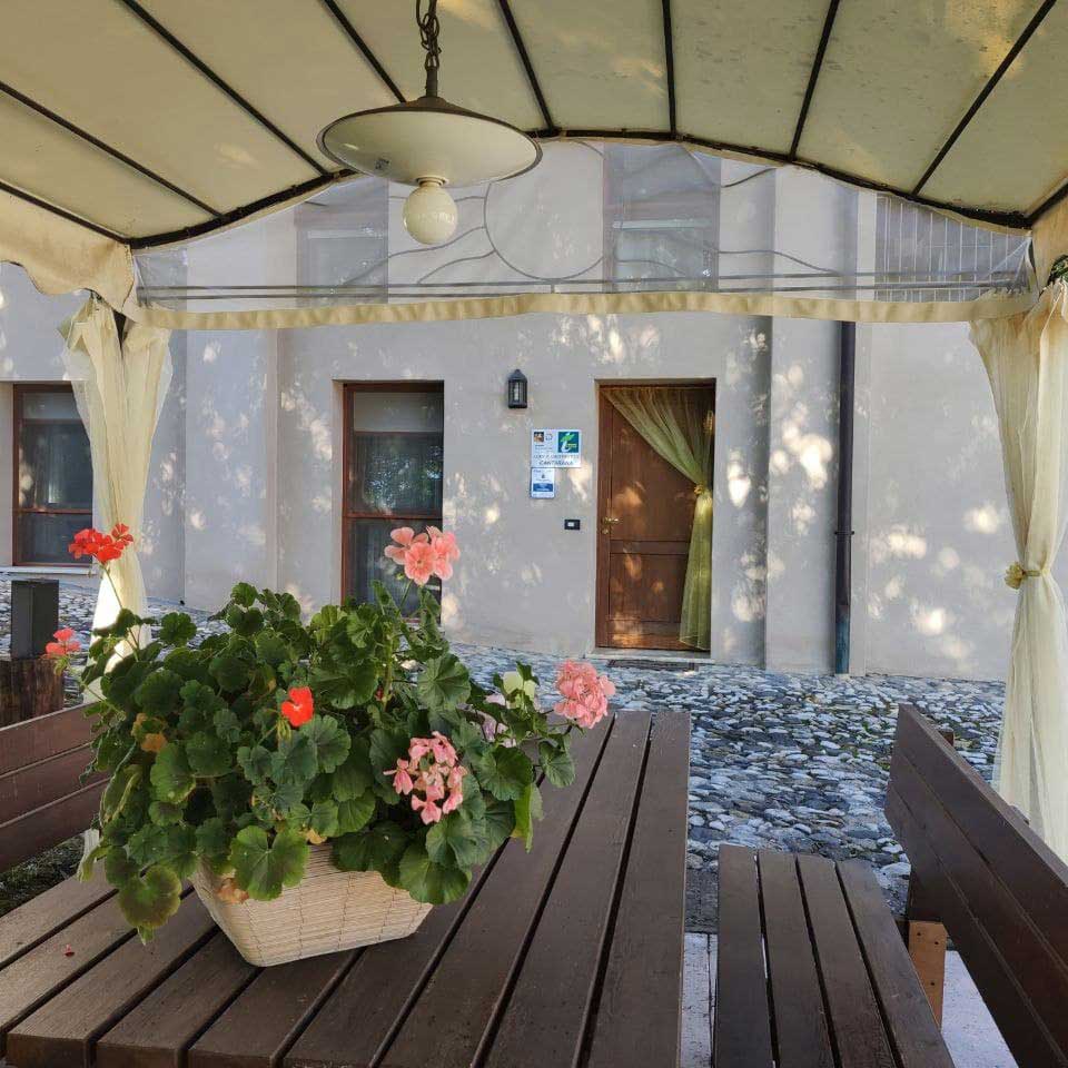 Interno di un appartamento indipendente con arredamento rustico, ideale per soggiorni di lavoro o vacanze