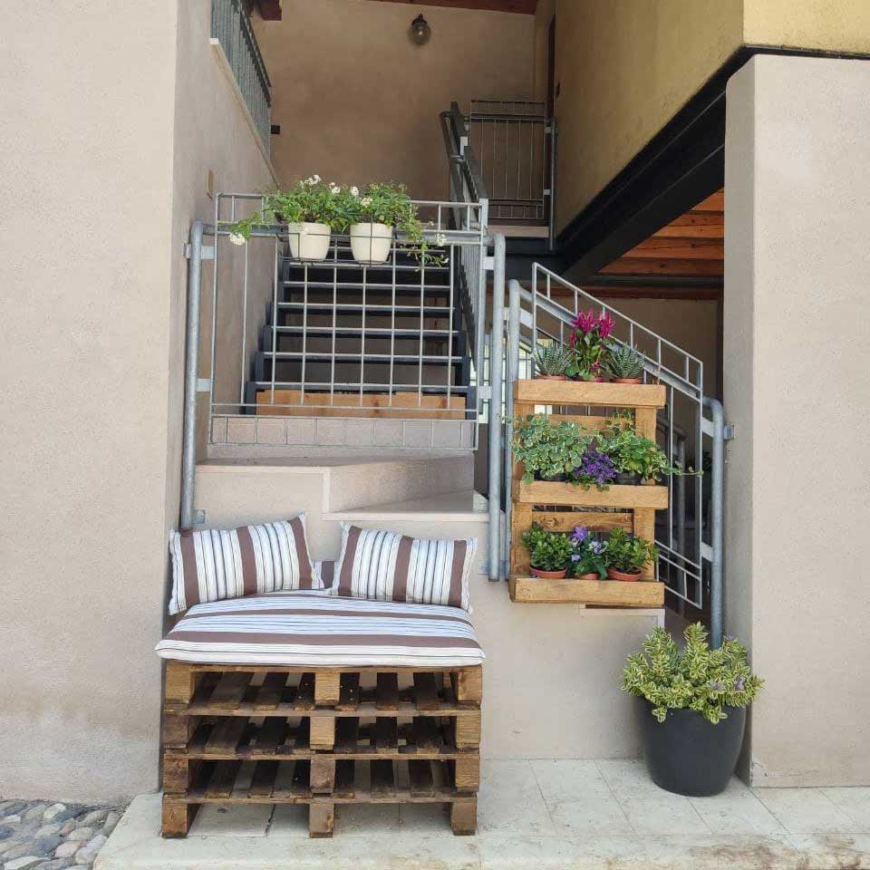 Monolocale di 30mq al 1° piano con bagno, divano e angolo cottura, ampio terrazzo
