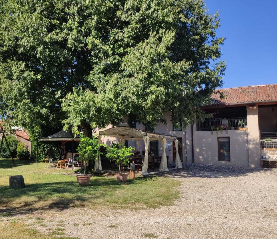 Vista panoramica dell'Agriturismo CantaRana con frutteto e verde circostante